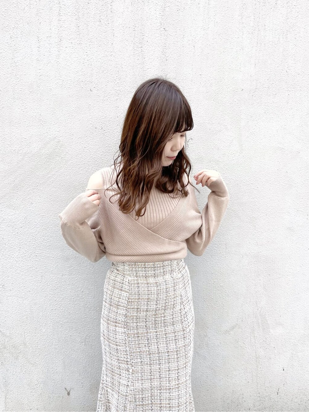 ホワイト系のブルゾン、ベージュ系のブーツ、ベージュ系のニット/セーターを着用したレディースの冬コーディネートの9枚目の写真