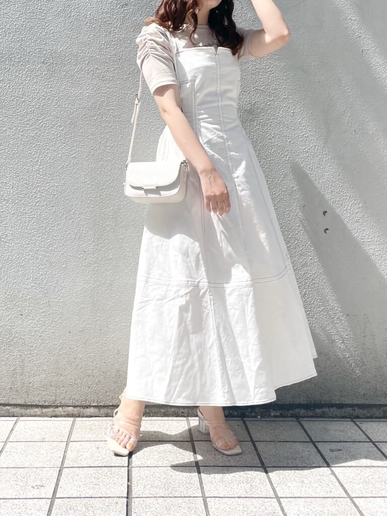 パープル系のサンダル、ホワイト系のショルダーバッグ、ホワイト系のワンピースを着用したレディースの春コーディネートの4枚目の写真