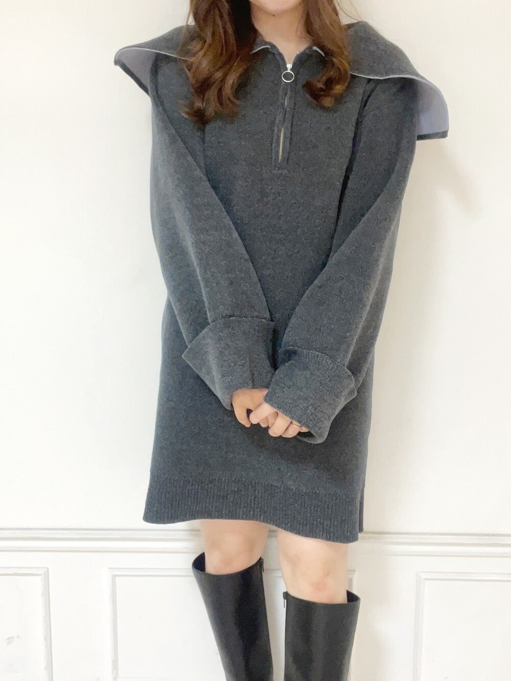 グレー系のワンピース、ブラック系のブーツを着用したレディースの秋コーディネートの4枚目の写真