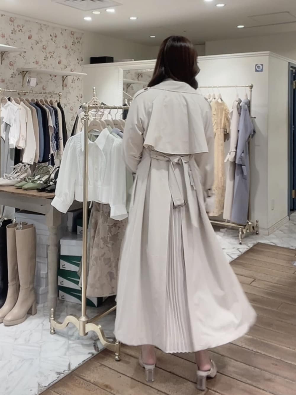 ホワイト系のパンプス、ホワイト系のシャツ/ブラウス、ホワイト系のトレンチコートを着用したレディースの春コーディネートの2枚目の写真