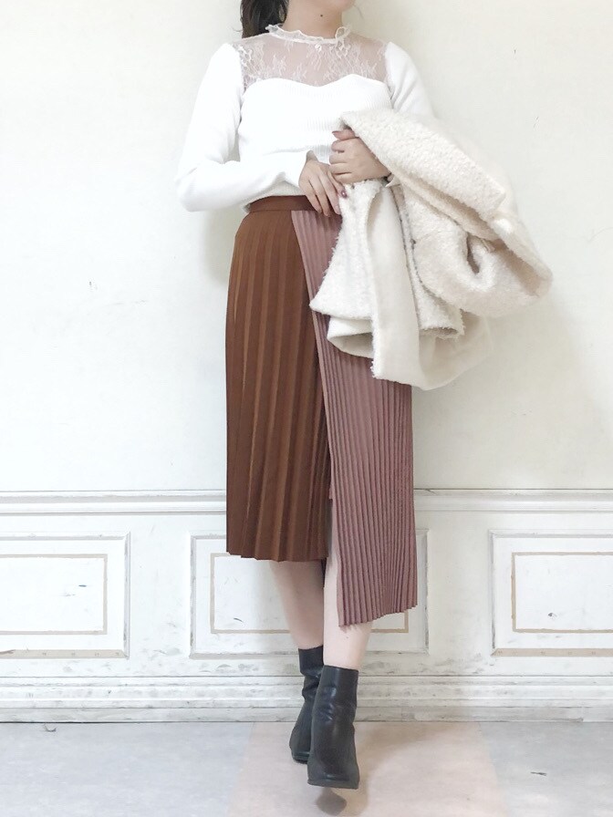 ホワイト系のその他アウター、ブラウン系のブーツ、ホワイト系のニット/セーターを着用したレディースの秋コーディネートの3枚目の写真