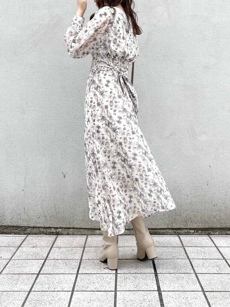 ベージュ系のワンピース、ベージュ系のブーツ、ベージュ系のニット/セーターを着用したレディースの秋コーディネートの5枚目の写真