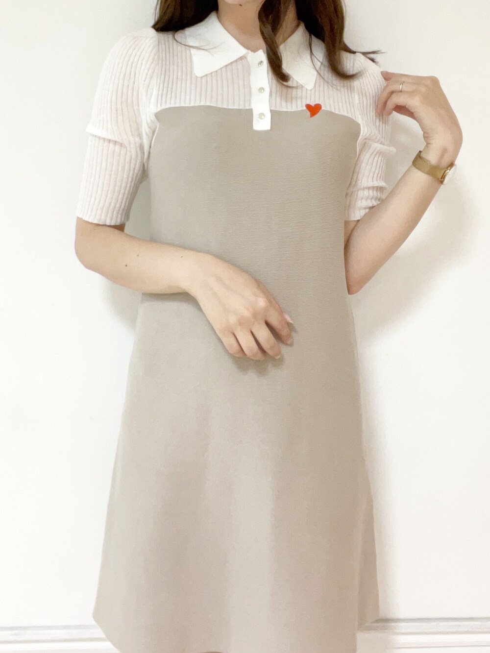 ベージュ系のワンピース、ホワイト系のサンダルを着用したレディースの夏コーディネートの2枚目の写真