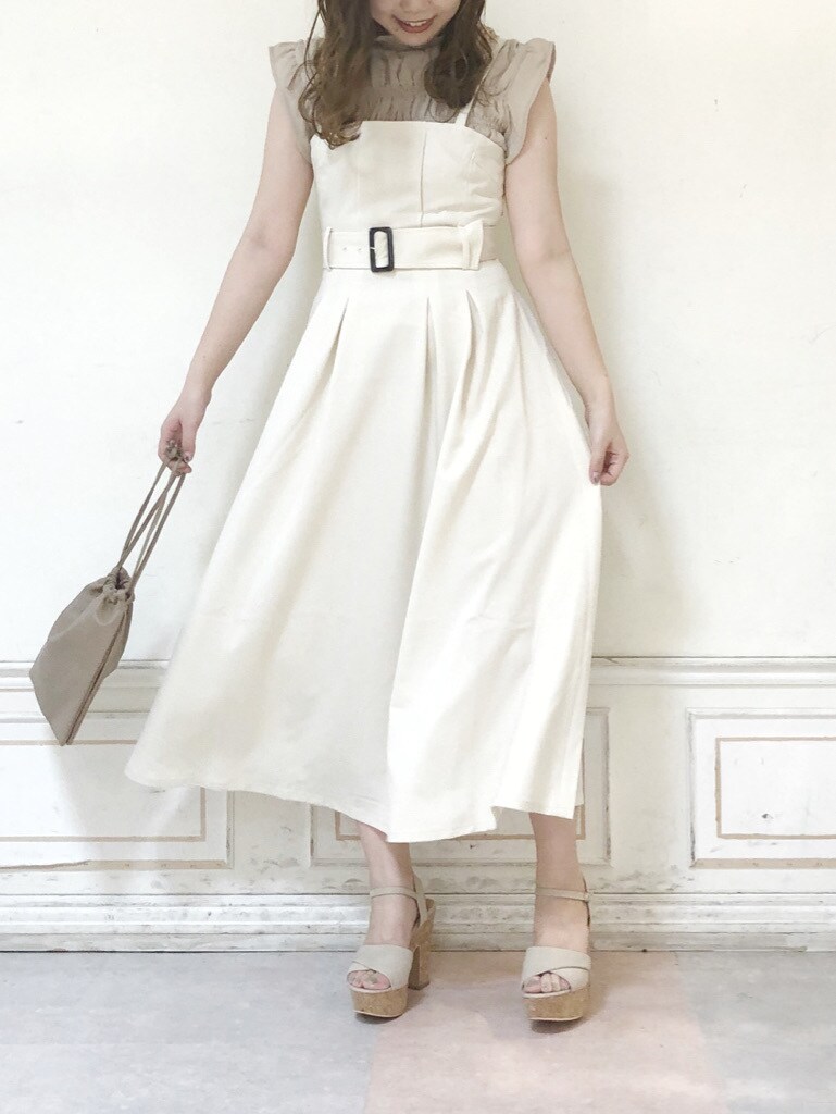 ベージュ系のサンダル、ホワイト系のワンピース、ベージュ系のシャツ/ブラウスを着用したレディースの夏コーディネートの2枚目の写真