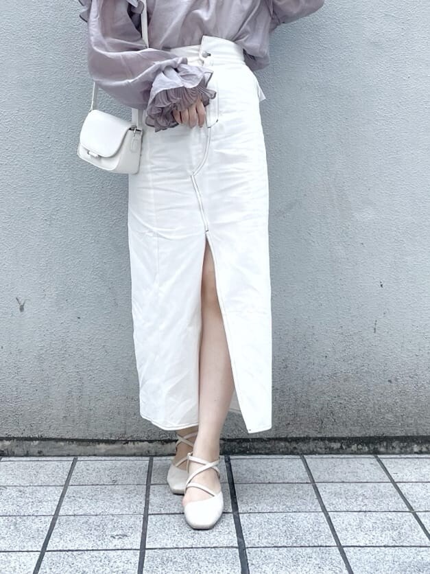 パープル系のシャツ/ブラウス、ホワイト系のパンプス、ホワイト系のショルダーバッグを着用したレディースの春コーディネートの3枚目の写真