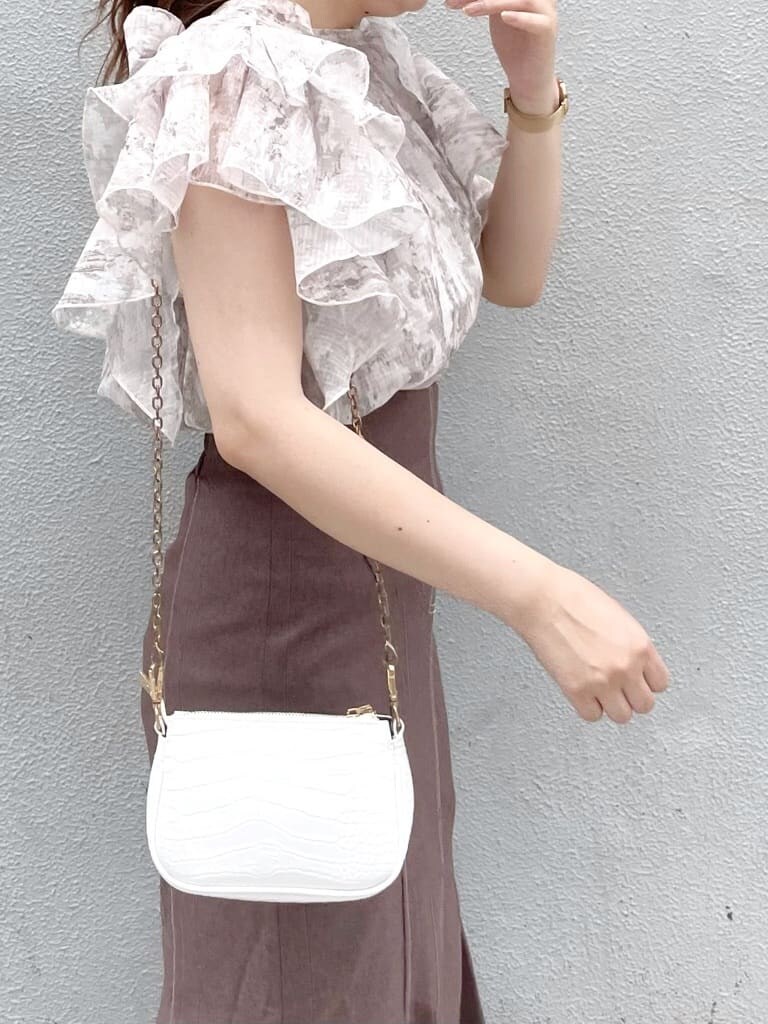 パープル系のサンダル、ベージュ系のシャツ/ブラウス、ブラウン系のスカートを着用したレディースの夏コーディネートの7枚目の写真