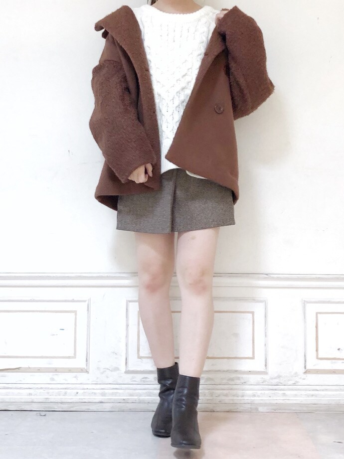 ブラウン系のその他アウター、ブラウン系のスカート、ブラウン系のブーツを着用したレディースの秋コーディネートの4枚目の写真