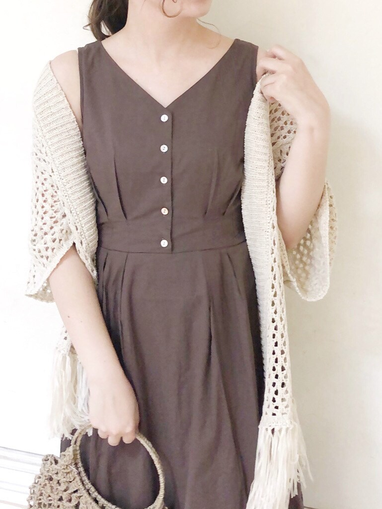 ブラウン系のワンピース、ベージュ系のハンドバッグ、その他のサンダルを着用したレディースの夏コーディネートの4枚目の写真