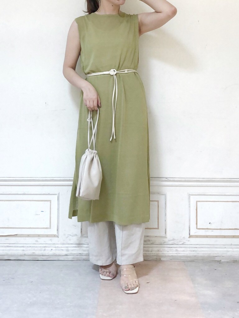 その他のサンダル、ホワイト系のハンドバッグ、グリーン系のワンピースを着用したレディースの夏コーディネートの2枚目の写真