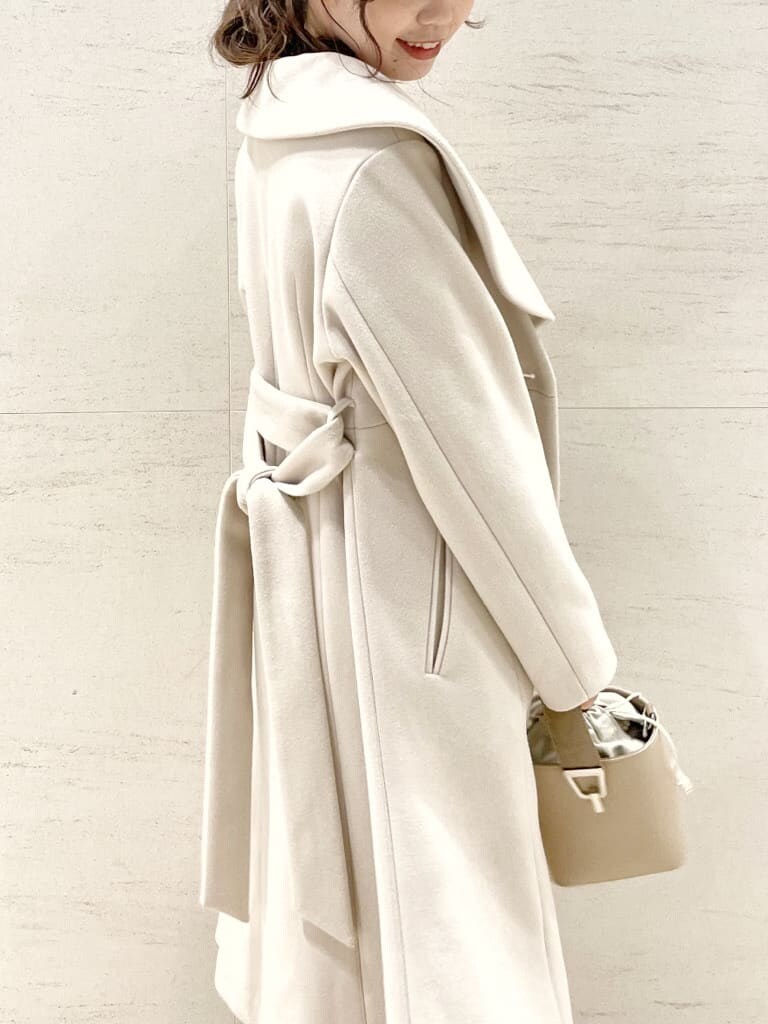 ホワイト系のその他アウター、ホワイト系のワンピース、ベージュ系のブーツを着用したレディースの夏コーディネートの5枚目の写真