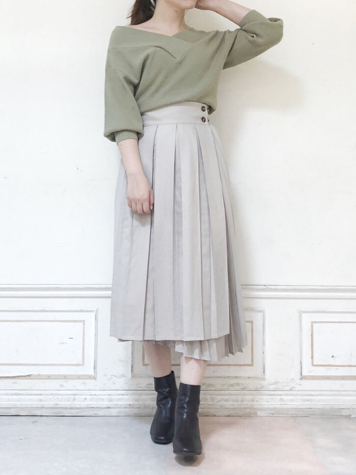 ベージュ系のスカート、ブラウン系のブーツ、グリーン系のニット/セーターを着用したレディースの秋コーディネートの5枚目の写真