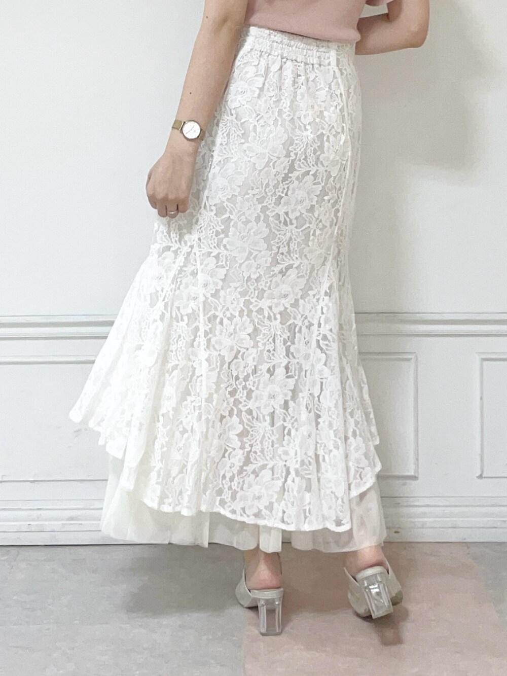 ホワイト系のスカート、ホワイト系のパンプス、ピンク系のニット/セーターを着用したレディースの春コーディネートの3枚目の写真