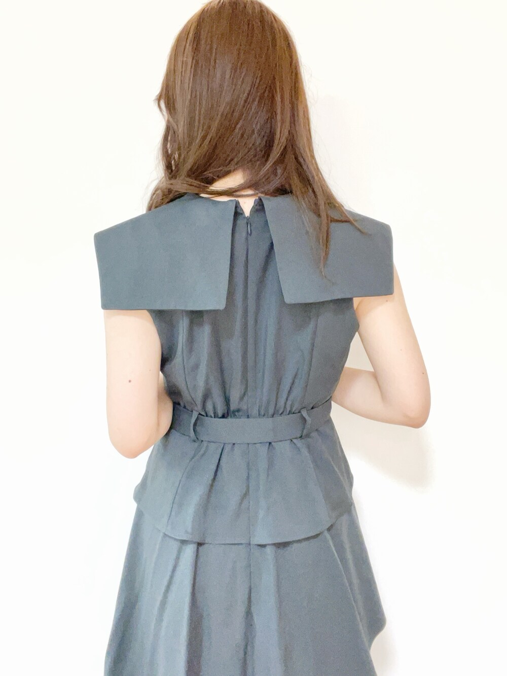 グレー系のワンピース、ブラック系のパンプスを着用したレディースの夏コーディネートの4枚目の写真