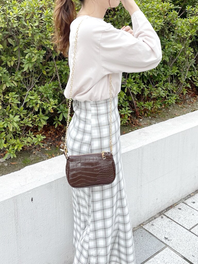 ホワイト系のパンプス、グレー系のTシャツ/カットソー、グレー系のスカートを着用したレディースの春コーディネートの5枚目の写真