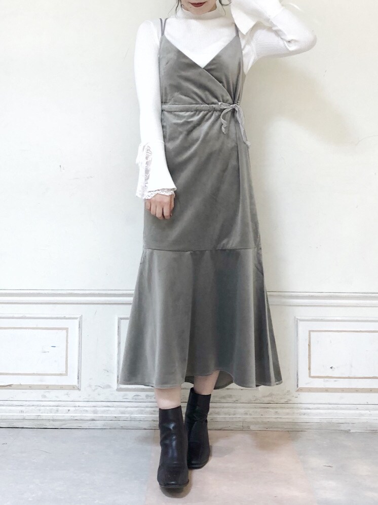 ブラウン系のブーツ、ホワイト系のニット/セーター、ブラウン系のその他アウターを着用したレディースの秋コーディネートの4枚目の写真