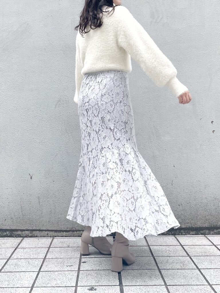 グレー系のスカート、グレー系のスカート、ベージュ系のブーツを着用したレディースの秋コーディネートの3枚目の写真