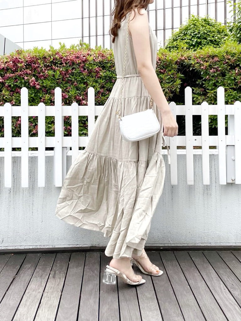 ベージュ系のワンピース、ホワイト系のショルダーバッグ、その他のサンダルを着用したレディースの夏コーディネートの7枚目の写真