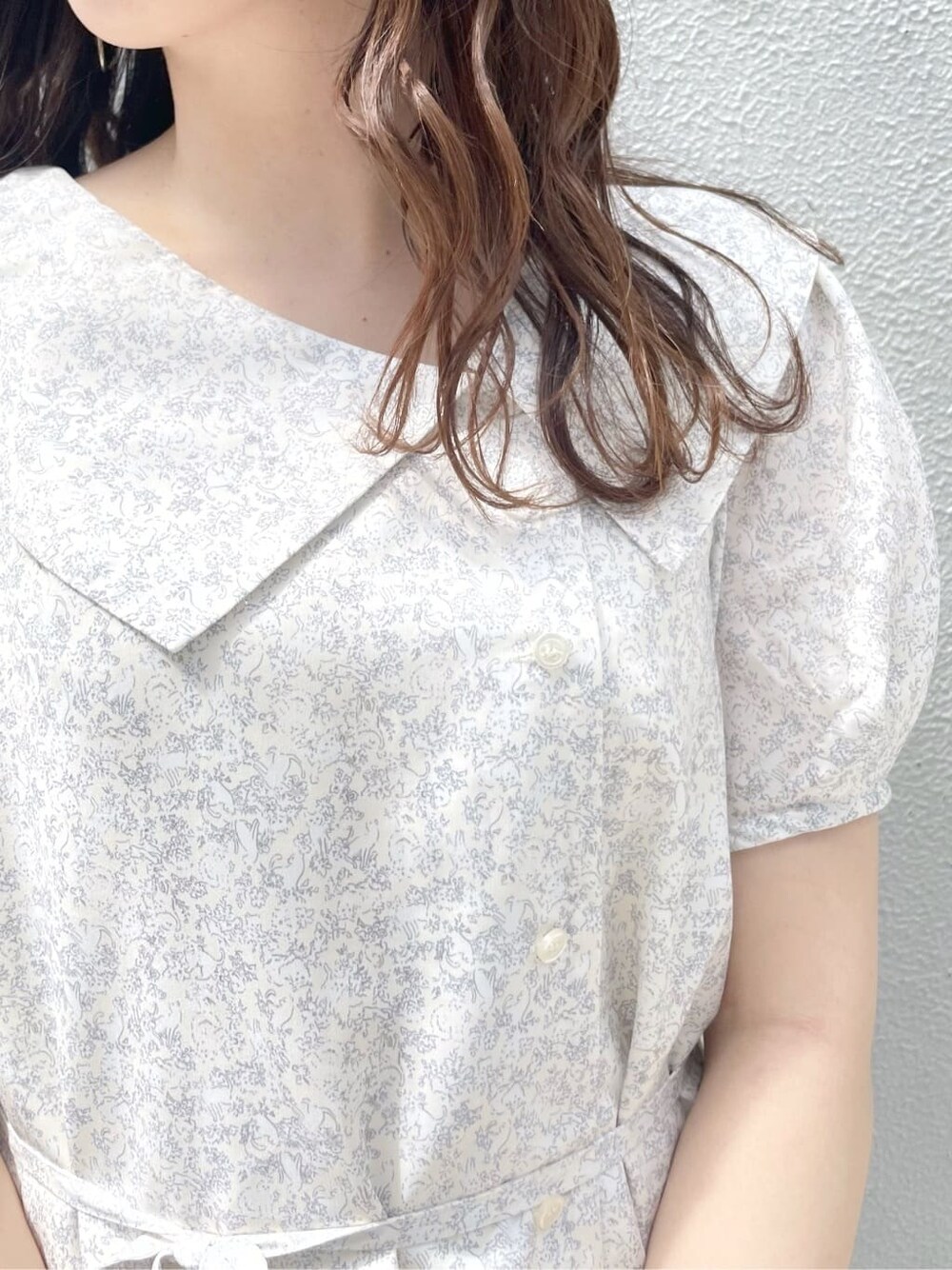 その他のサンダル、ホワイト系のショルダーバッグ、ホワイト系のワンピースを着用したレディースの春コーディネートの8枚目の写真