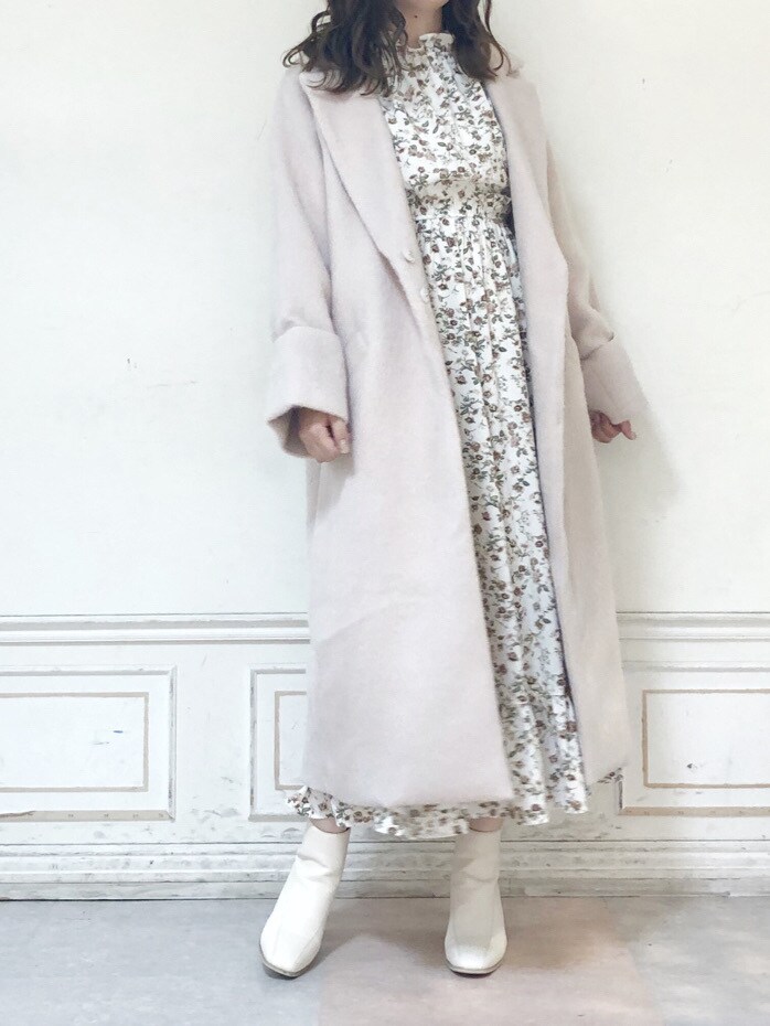 ホワイト系のワンピース、ホワイト系のブーツ、ホワイト系のチェスターコートを着用したレディースの秋コーディネートの3枚目の写真