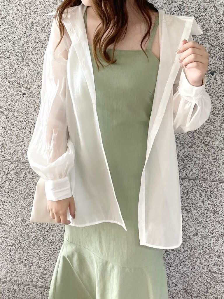 ホワイト系のシャツ/ブラウス、パープル系のサンダル、ホワイト系のハンドバッグを着用したレディースの夏コーディネートの4枚目の写真