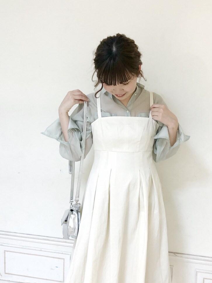 ホワイト系のワンピース、ホワイト系のパンプス、シルバー系のショルダーバッグを着用したレディースの春コーディネートの6枚目の写真