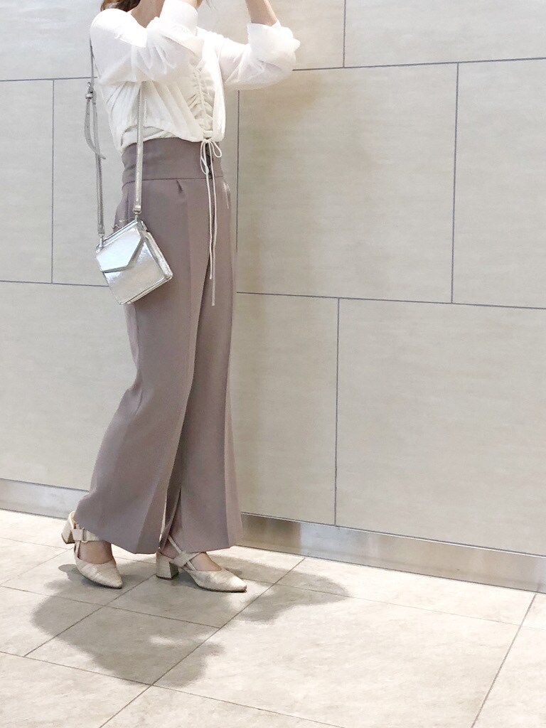 ピンク系のその他パンツ、ホワイト系のパンプス、シルバー系のショルダーバッグを着用したレディースの春コーディネートの3枚目の写真