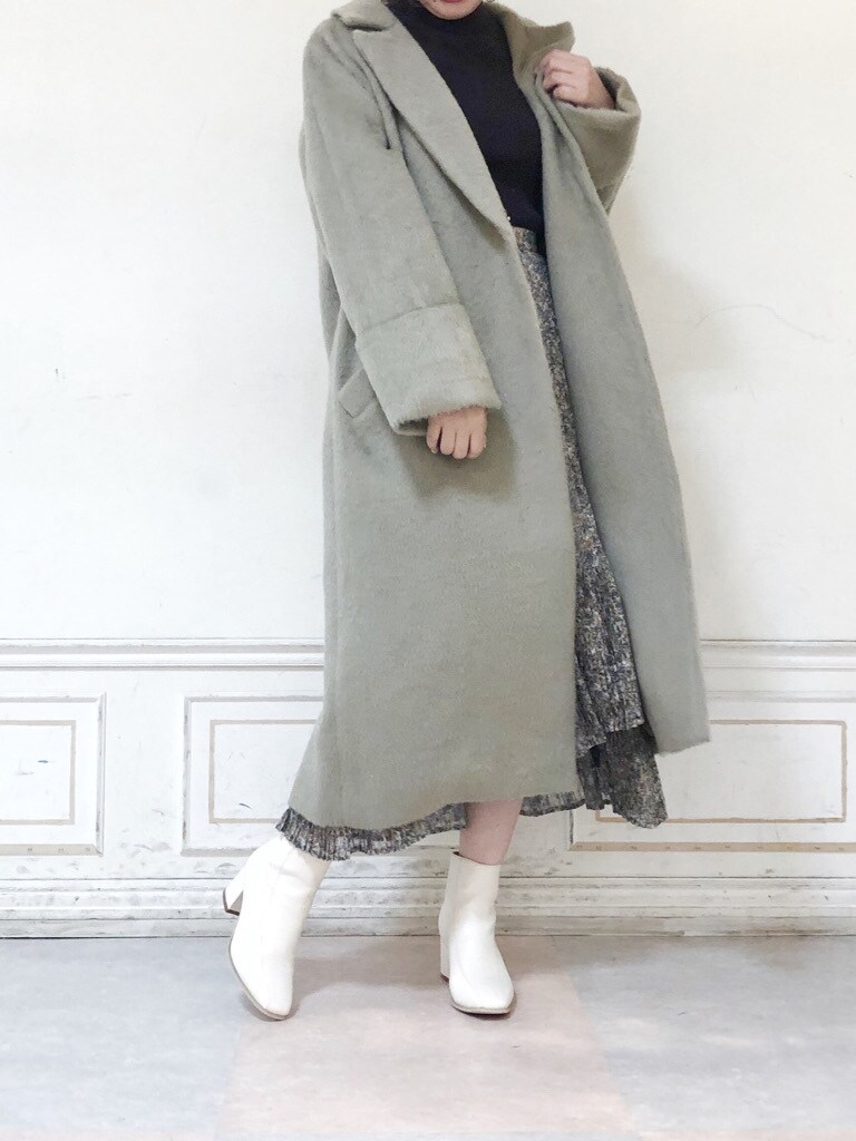 ホワイト系のブーツ、ブルー系のスカート、ブラウン系のニット/セーターを着用したレディースの秋コーディネートの2枚目の写真