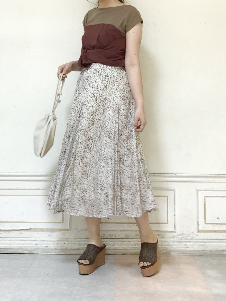 ベージュ系のTシャツ/カットソー、ホワイト系のスカート、ブラウン系のサンダルを着用したレディースの夏コーディネートの2枚目の写真