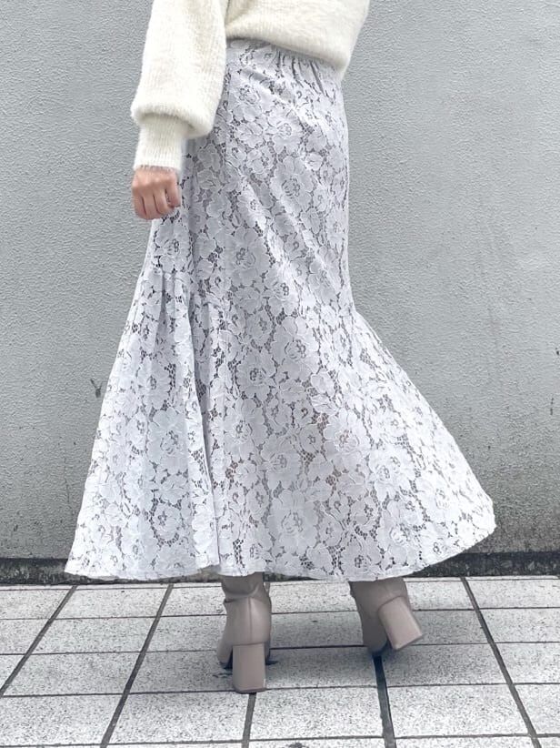 グレー系のスカート、グレー系のスカート、ベージュ系のブーツを着用したレディースの秋コーディネートの4枚目の写真