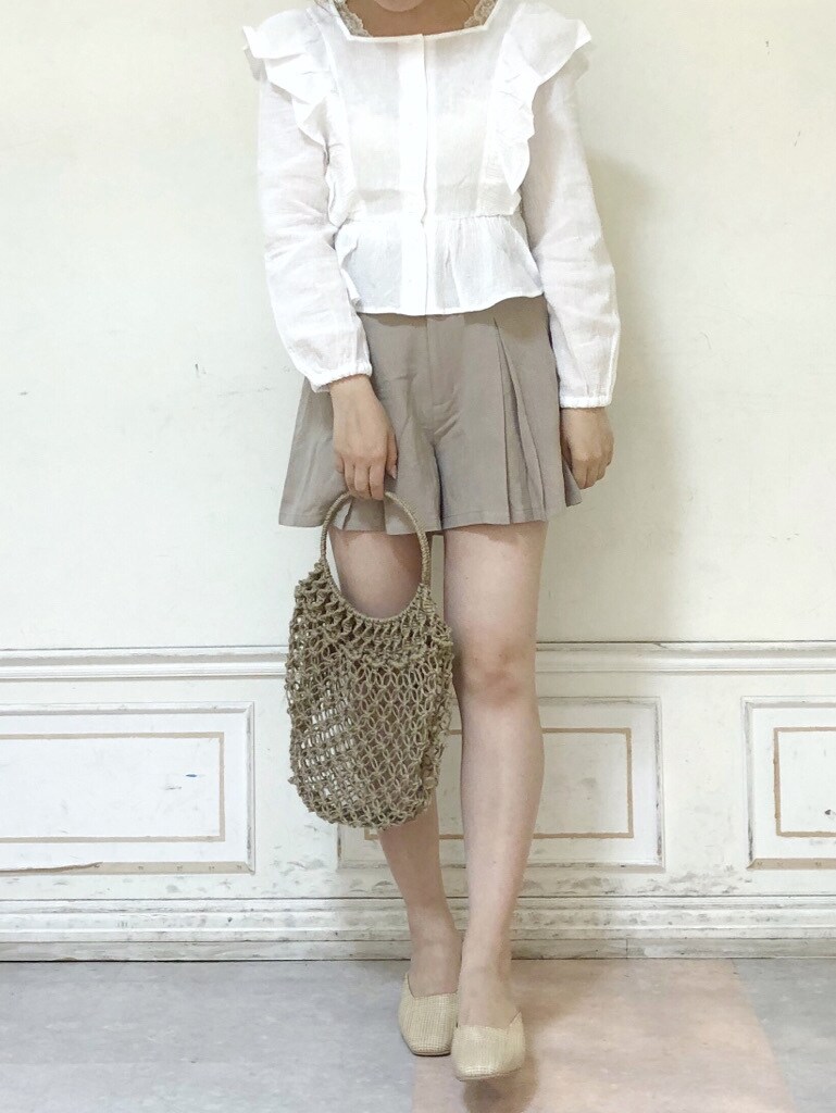 ホワイト系のシャツ/ブラウス、ベージュ系のその他パンツ、ホワイト系のパンプスを着用したレディースの春コーディネートの2枚目の写真