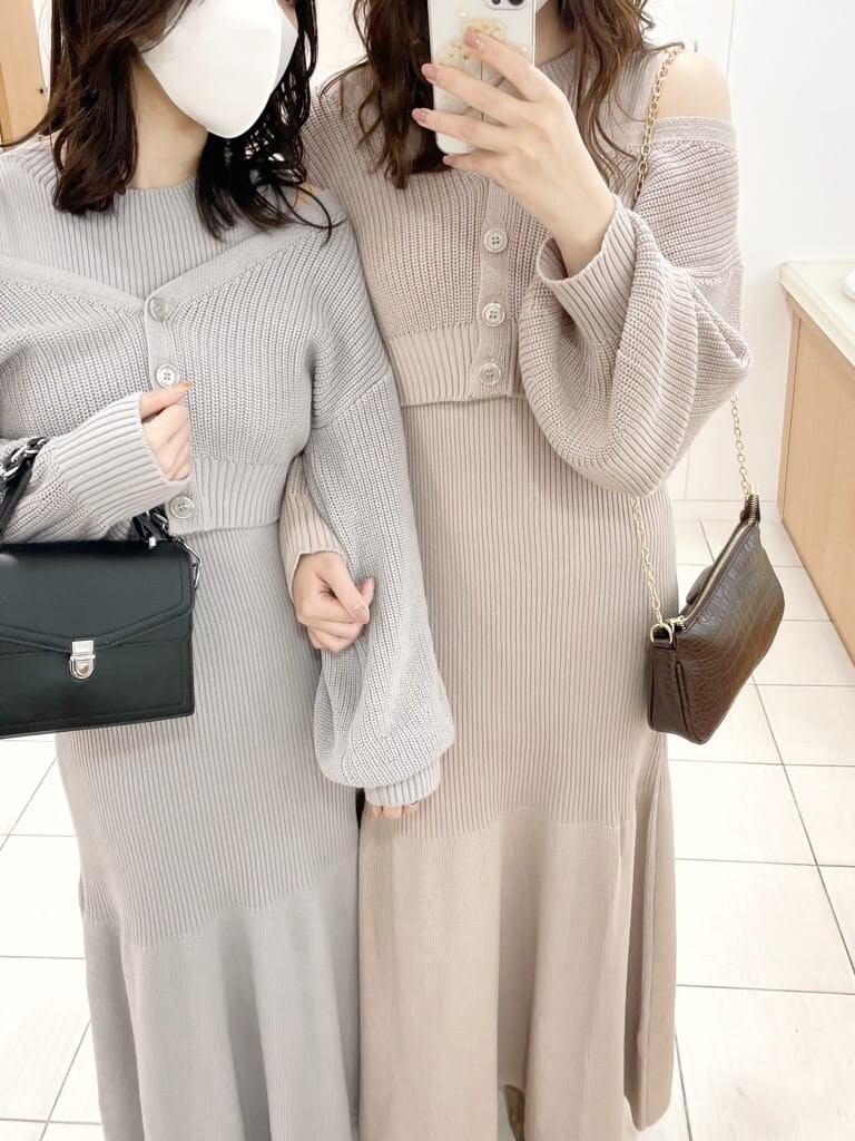 ブラック系のブーツ、ベージュ系のブーツ、ブラック系のハンドバッグを着用したレディースの冬コーディネートの2枚目の写真