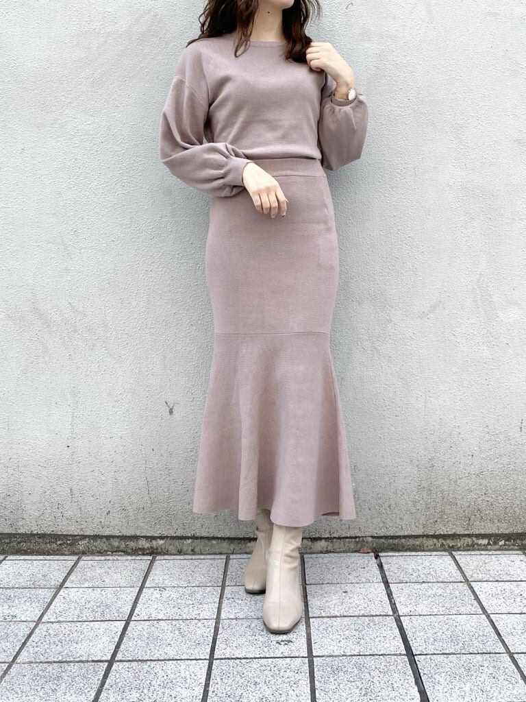 ホワイト系のブルゾン、ベージュ系のブーツ、ベージュ系のハンドバッグを着用したレディースの秋コーディネートの5枚目の写真