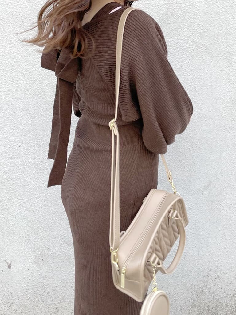 ブラウン系のワンピース、ホワイト系のその他アウター、ベージュ系のハンドバッグを着用したレディースの秋コーディネートの8枚目の写真