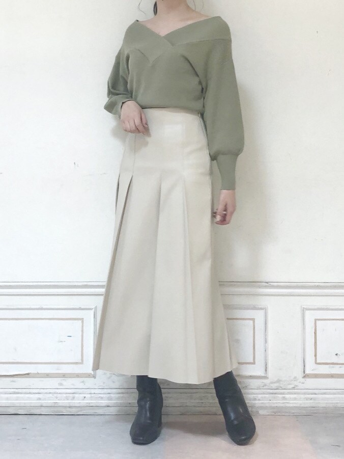 グリーン系のニット/セーター、ベージュ系のスカート、ブラウン系のブーツを着用したレディースの秋コーディネートの2枚目の写真