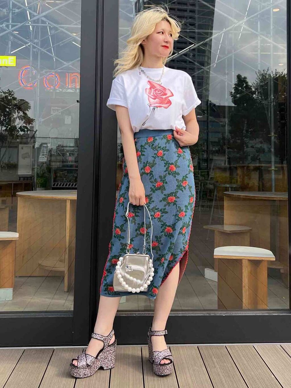 ホワイト系のTシャツ/カットソー、ブルー系のスカート、シルバー系のハンドバッグを着用したレディースの夏コーディネートの2枚目の写真