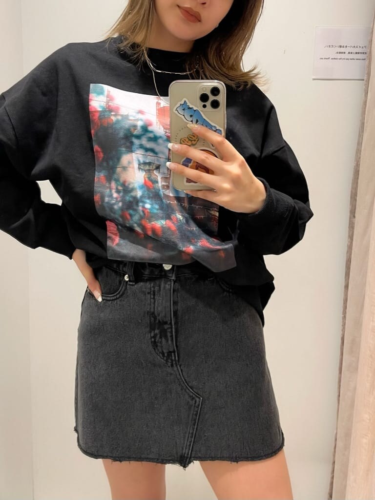 ブラック系のブーツ、ブラック系のデニムスカート、ブラック系のスウェットを着用したレディースの冬コーディネートの4枚目の写真