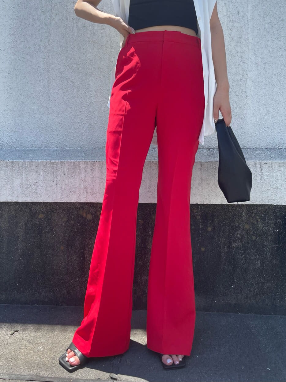 ブラック系のハンドバッグ、ブラック系のキャミソール、ホワイト系のシャツ/ブラウスを着用したレディースの夏コーディネートの8枚目の写真