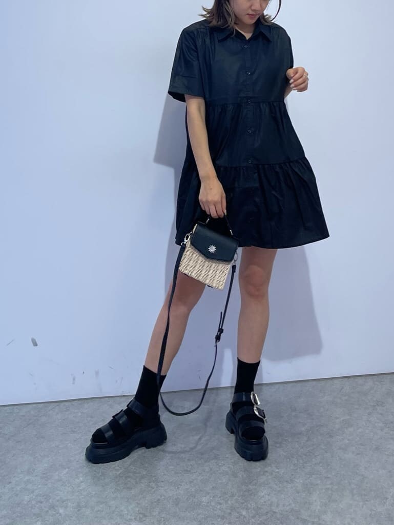 ブラック系のサンダル、ブラック系のショルダーバッグ、ブラック系のワンピースを着用したレディースの夏コーディネートの2枚目の写真