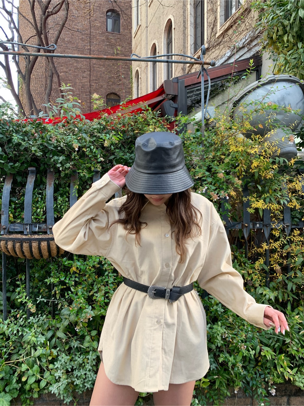 ベージュ系のシャツ/ブラウス、ブラック系のハット、ブラック系のベルトを着用したレディースの冬コーディネートの4枚目の写真