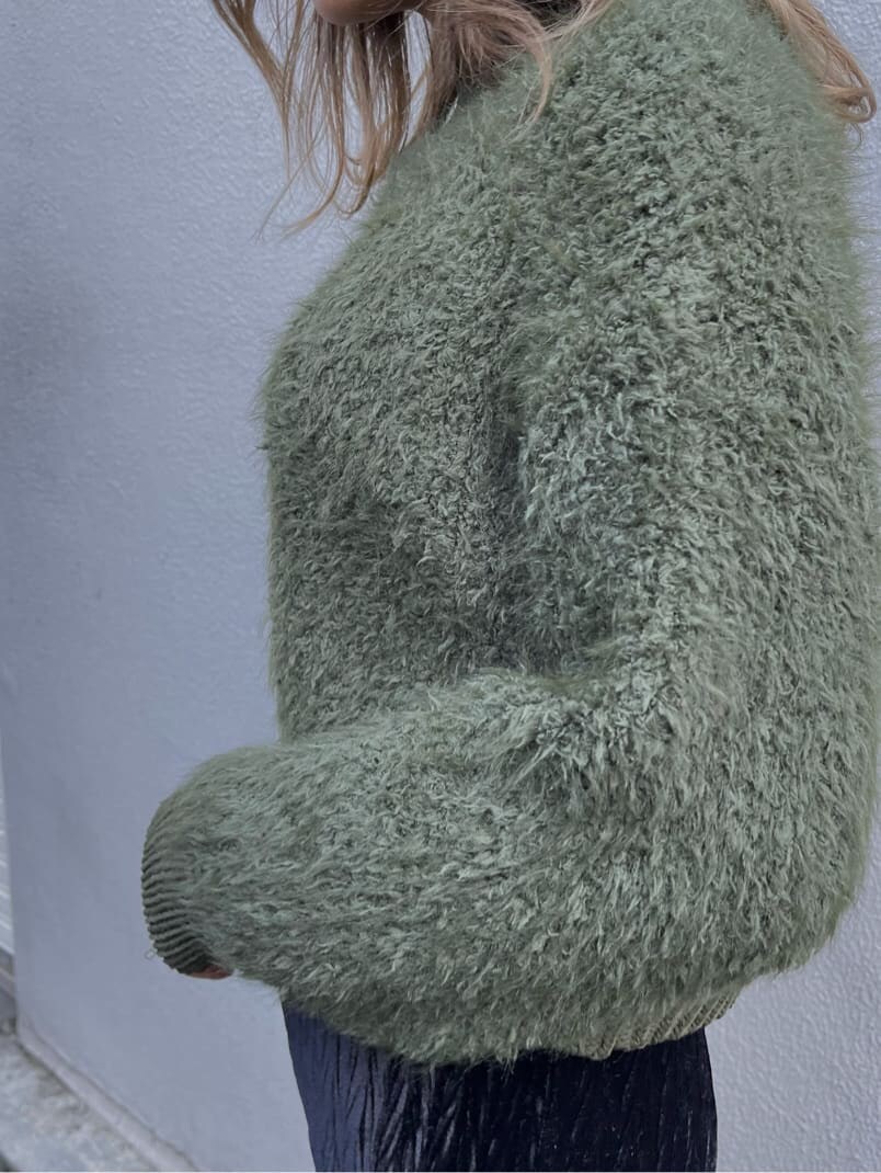 ホワイト系のブルゾン、ベージュ系のニット/セーター、ブラック系のその他パンツを着用したレディースの冬コーディネートの6枚目の写真