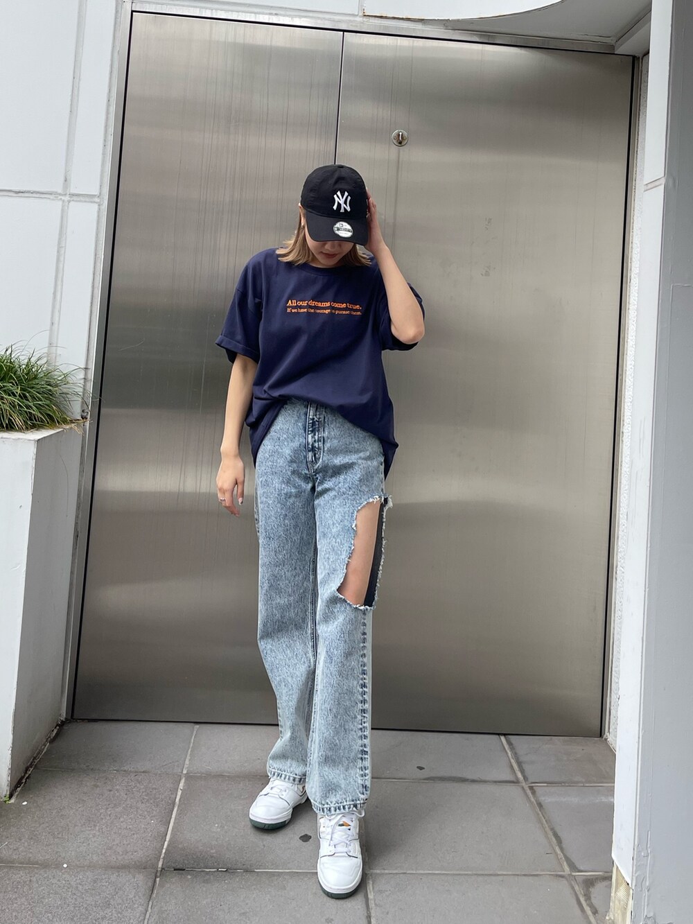 ブルー系のデニムパンツ、ブルー系のTシャツ/カットソーを着用したレディースの春コーディネートの2枚目の写真