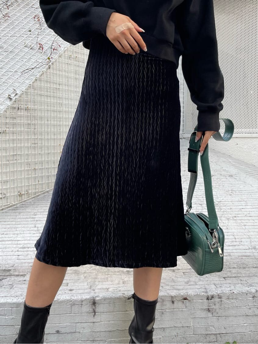 ブラック系のワンピース、ブラック系のブーツ、ブラック系のスウェットを着用したレディースの秋コーディネートの6枚目の写真