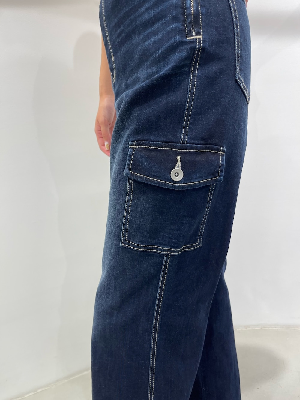 ブラック系のサンダル、ブルー系のつなぎ/オールインワン、ブラック系のショルダーバッグを着用したレディースの夏コーディネートの7枚目の写真