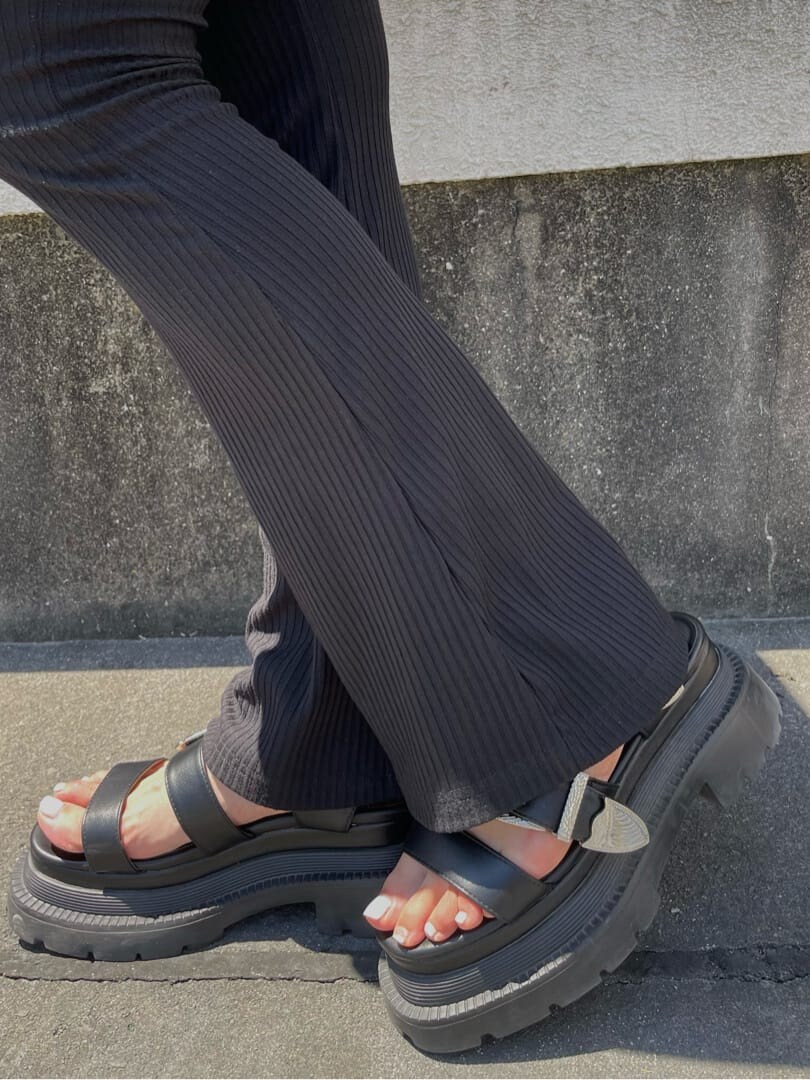 ブラック系のその他パンツ、ブラック系のキャミソール、ブラック系のニット/セーターを着用したレディースの夏コーディネートの9枚目の写真