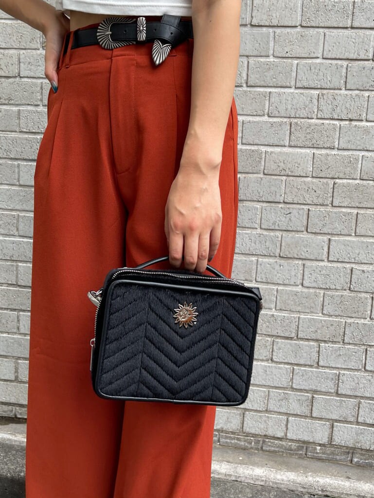 ブラック系のローファー、オレンジ系のその他パンツ、ブラック系のハンドバッグを着用したレディースの夏コーディネートの6枚目の写真