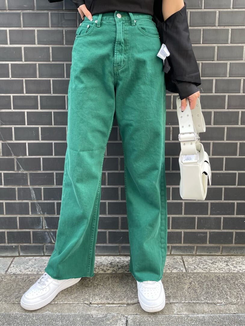 ホワイト系のショルダーバッグ、ブラック系のキャミソール、ブラック系のシャツ/ブラウスを着用したレディースの春コーディネートの5枚目の写真