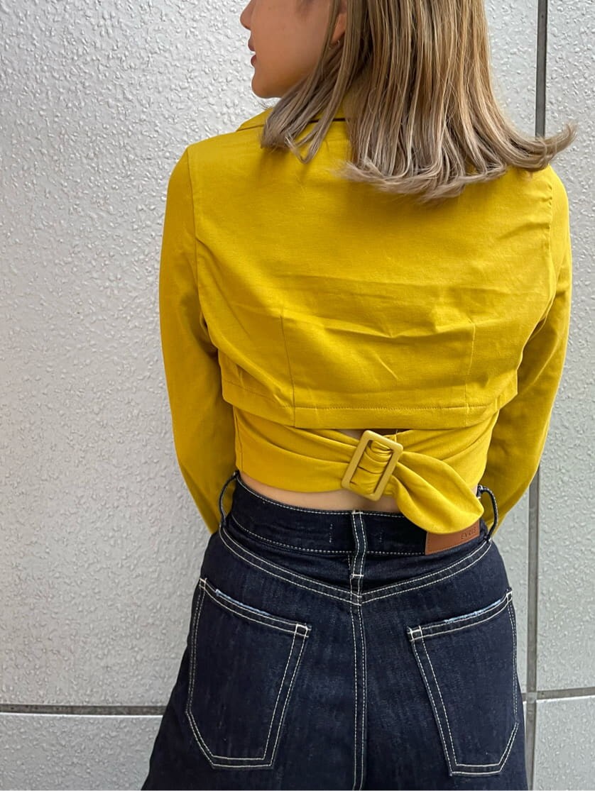 ブラック系のスリッポン、ブルー系のデニムパンツ、イエロー系のTシャツ/カットソーを着用したレディースの夏コーディネートの6枚目の写真