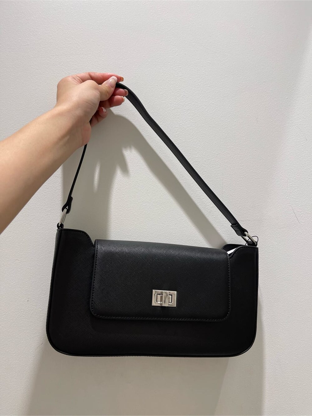 ブラック系のサンダル、ブラック系のショルダーバッグ、ホワイト系のTシャツ/カットソーを着用したレディースの春コーディネートの5枚目の写真