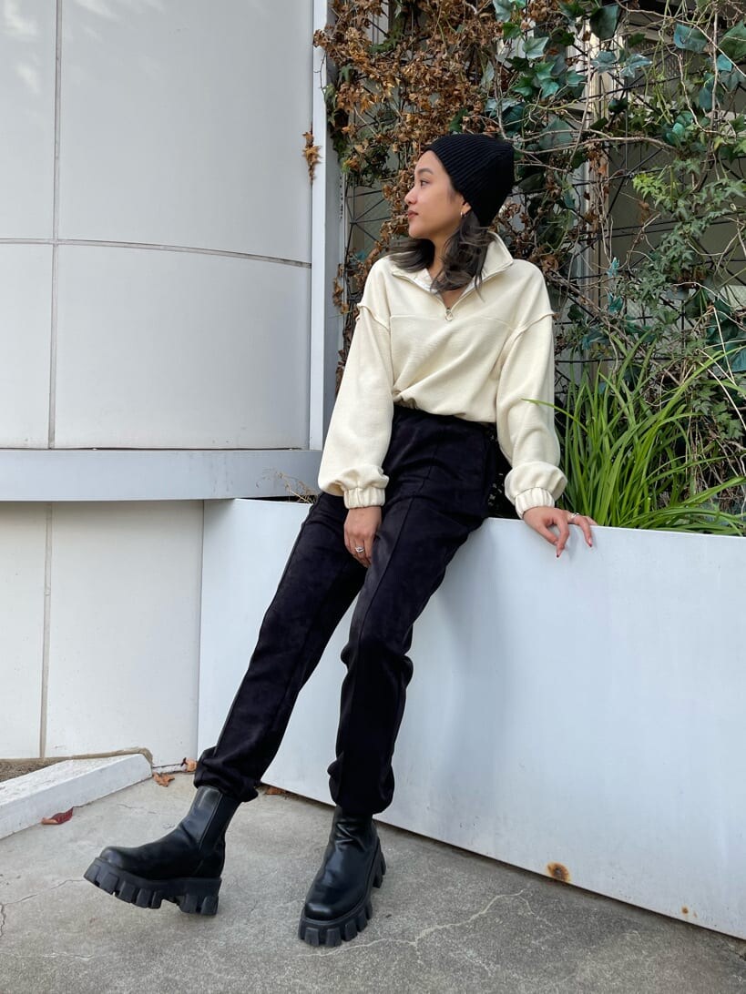 ブラック系のブーツ、ホワイト系のスウェット、ブラック系のスウェットパンツを着用したレディースの秋コーディネートの2枚目の写真