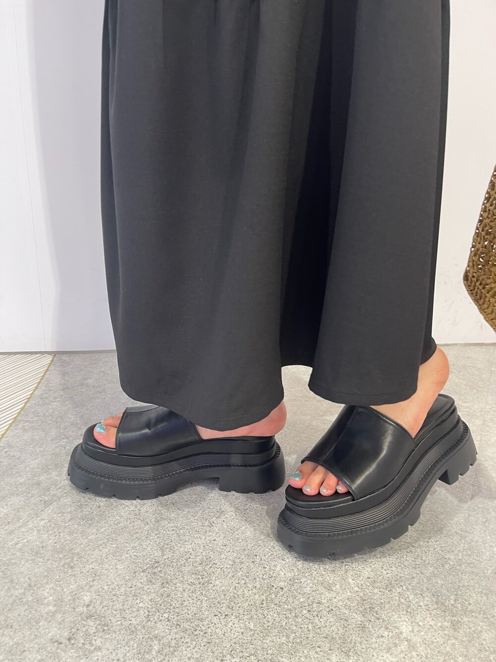 ベージュ系のトートバッグ、ブラック系のワンピース、ブラック系のサンダルを着用したレディースの夏コーディネートの8枚目の写真